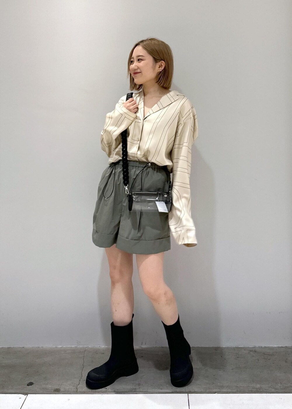 「knowhow、knowhow Jewelry、別注、イヤリング、リング、イヤーカフ、silver925、シルバー、silver、撥水、チェーン、梅雨、梅雨コーデ、レインブーツ、ADAM ET ROPÉ」|「ADAM ET ROPE'のクリアドラムミニショルダーバッグ(ドラムバッグ、ブラック系)」を使った、きなさん(レディース・156cm)の夏コーディネートの2枚目の写真