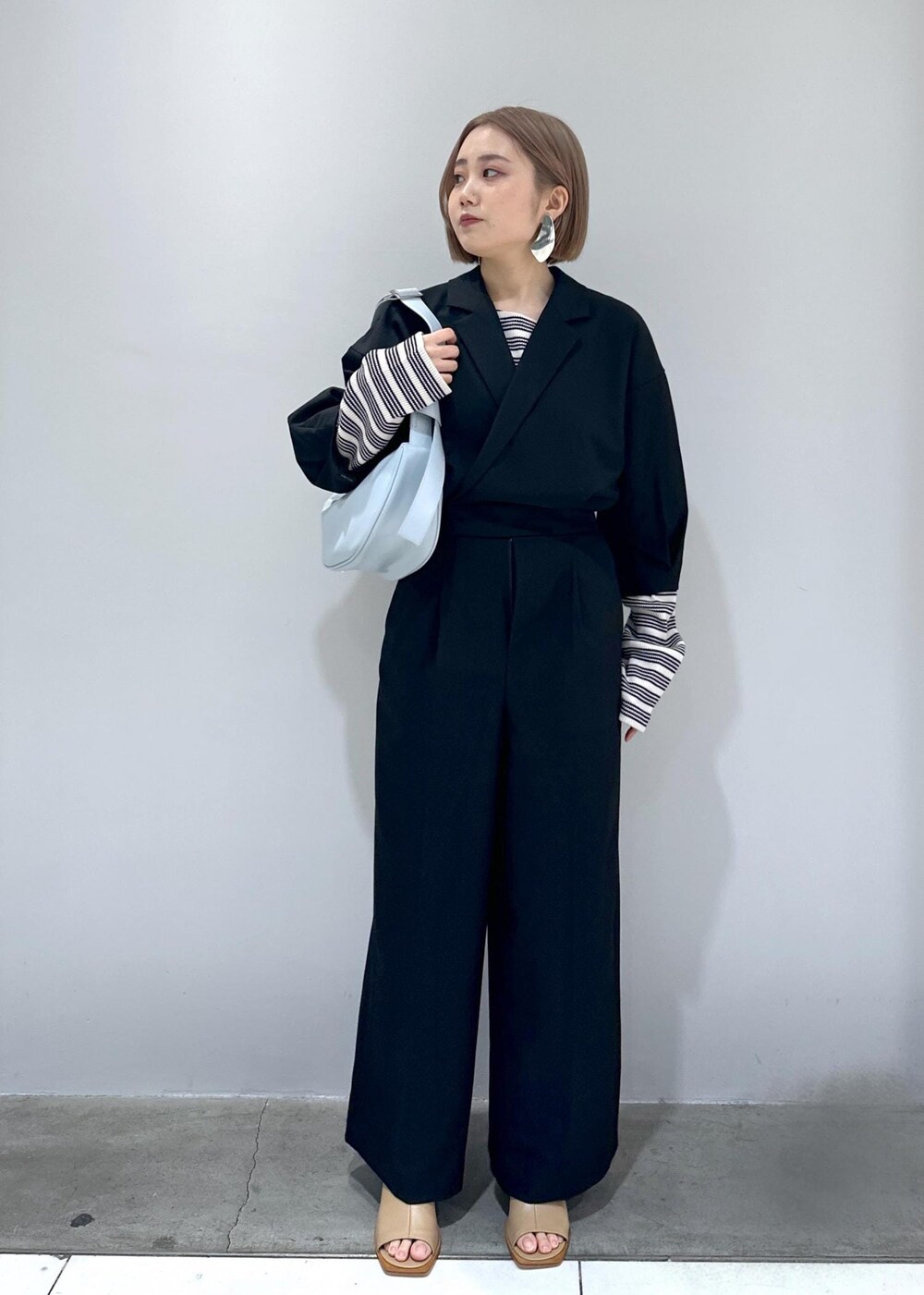 「骨格ストレート、ブルベ、ブルベ冬、ブルベ夏、イヤリング、シルバー、ベージュ、ブーツ、ブーツサンダル、サンダル、ヒール、オールインワン、ロンパース、調整、調整可能」｜「ADAM ET ROPE'のストレッチブーツサンダル（ブーツ、ベージュ系）」を使った、きなさん（レディース・156cm）の春コーディネートの4枚目の写真