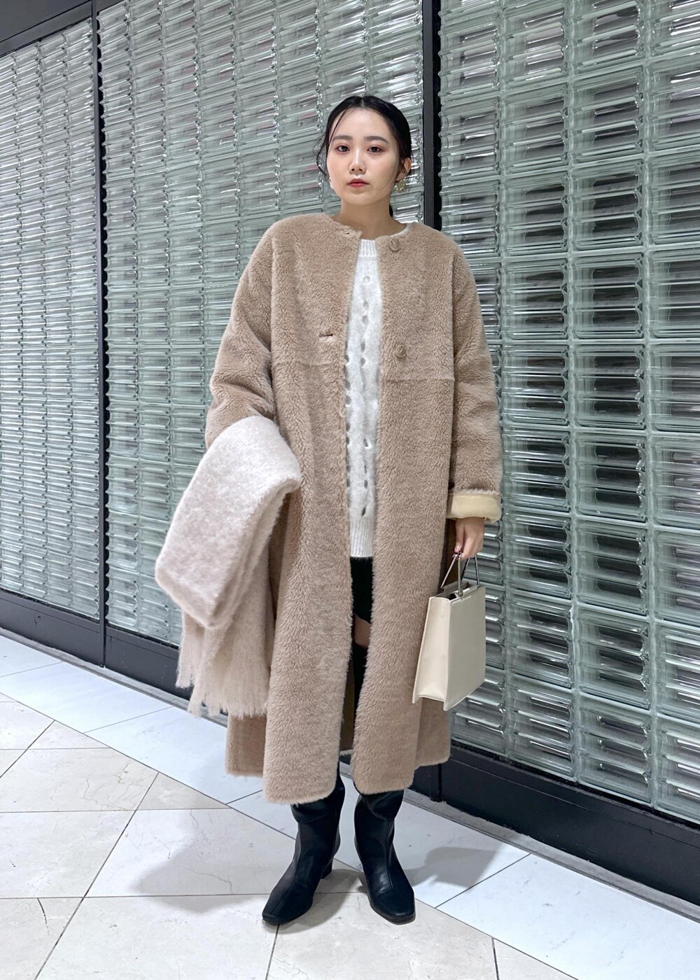 「SNaPMeAward23w、フェイク、フェイクボア、フェイクレザー、コート、ロングコート、ロングブーツ、ハーフパンツ、ニット、デート、デートコーデ、ADAM ET ROPÉ、FEMME、SDGs、サステナブル」｜「ADAM ET ROPE'の【LES BIJOUX】ニュアンスプレートピアス（ピアス（両耳用）、ゴールド系）」を使った、きなさん（レディース・156cm）の冬コーディネートの6枚目の写真