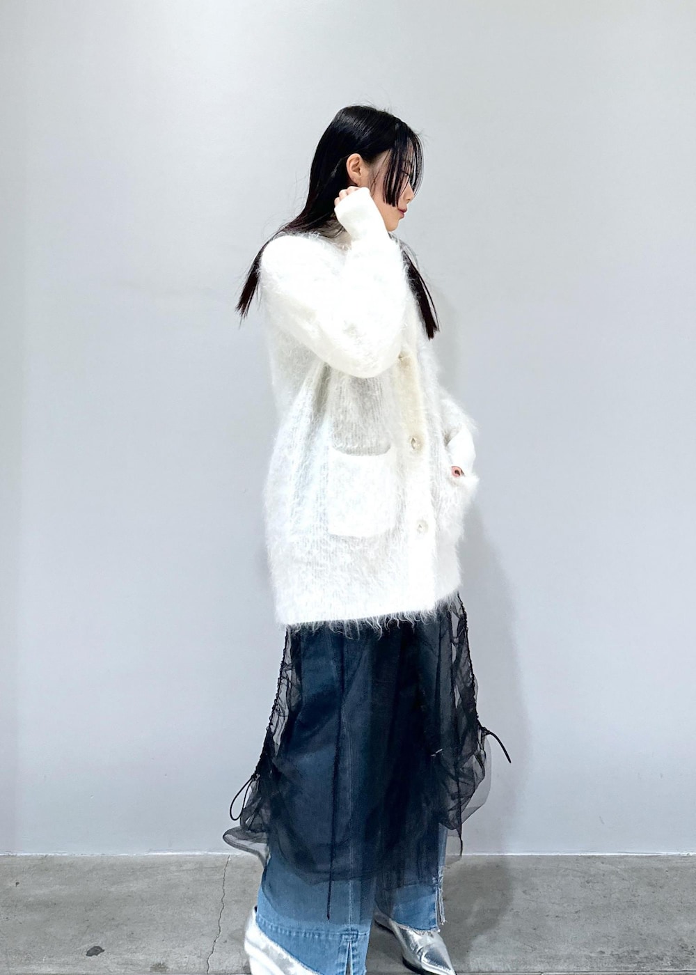 「24SS、24SS春の新作、春の新作、新作、モヘヤ、チュール、シアー、シアードレス、シアーワンピース、長さ調整可能、デニム、デニムコーデ、SNaPMeAward23w、ADAM ET ROPÉ、FEMME」|「ADAM ET ROPE'のモヘヤカーディガン(カーディガン/ボレロ、ホワイト系)」を使った、きなさん(レディース・156cm)の冬コーディネートの5枚目の写真