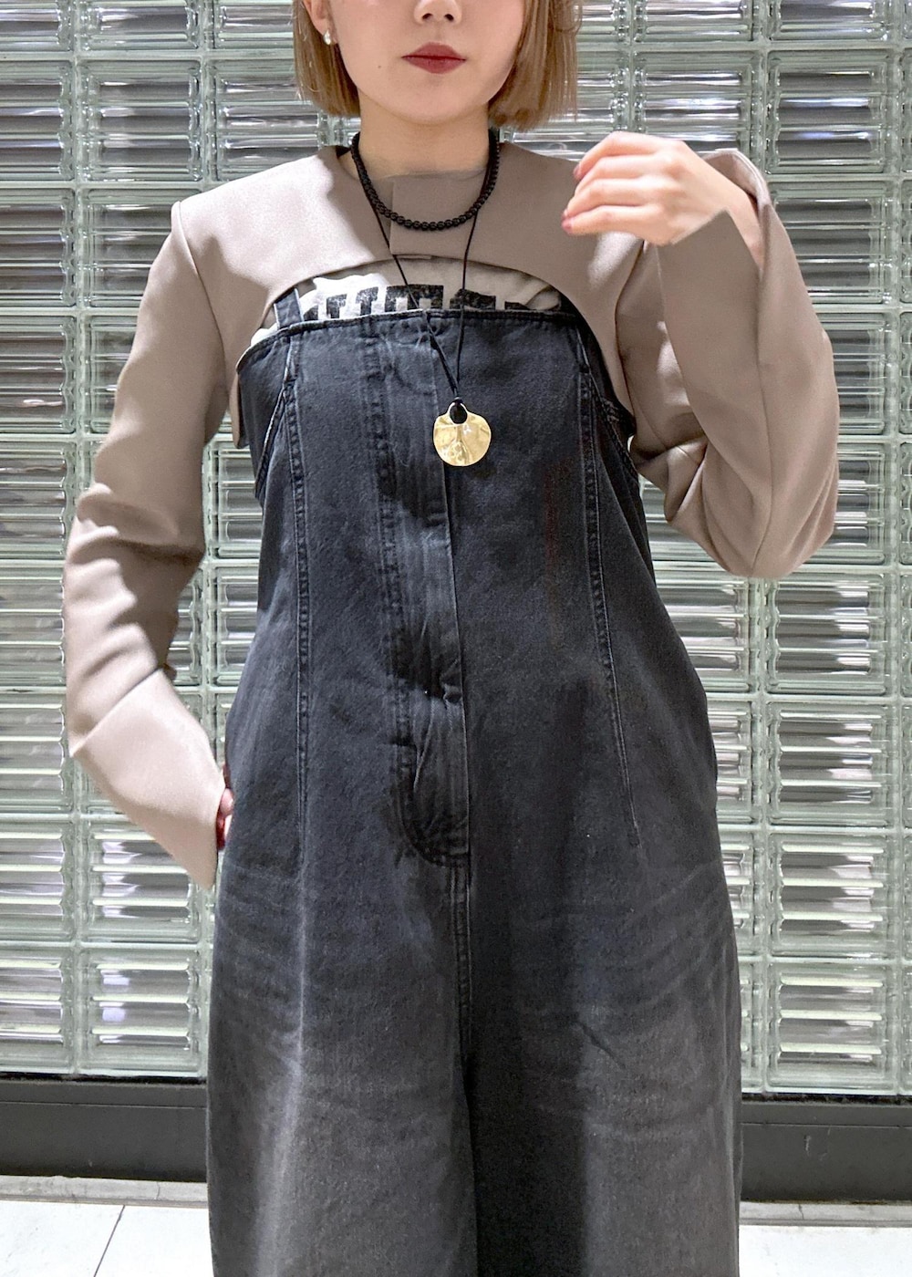 「骨格ストレート、ブルベ、ブルベ冬、ブルベ夏、デニム、ロンパース、ジャケット、ボレロ、ビーン、ビーンイヤリング、イヤリング、シルバー、シルバーアクセサリー、アクセサリー、ベージュ」｜「ADAM ET ROPE'のビーンイヤリング（イヤリング、シルバー系）」を使った、きなさん（レディース・156cm）の春コーディネートの8枚目の写真
