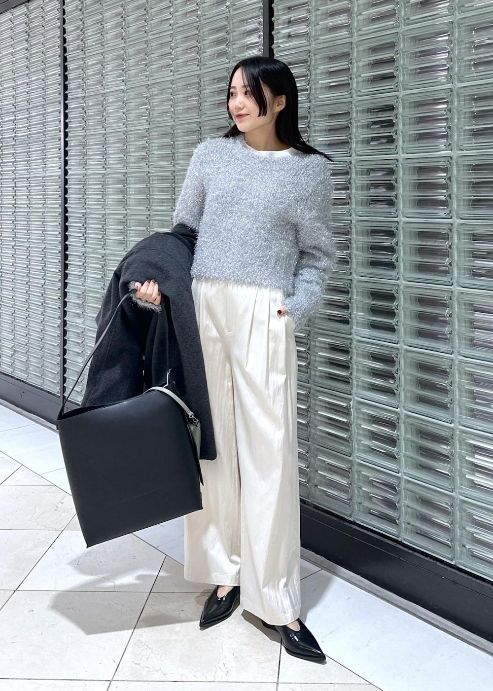 「ラメ、ニット、コート、ウールコート、Tシャツ、カットソー、サテン、パンツ、スラックス、パンプス、シルバー、ブラック、A4、A4サイズ、A4サイズ対応」｜「ADAM ET ROPE'のウールボンディングロングコート（その他アウター、グレー系）」を使った、きなさん（レディース・156cm）の冬コーディネートの8枚目の写真