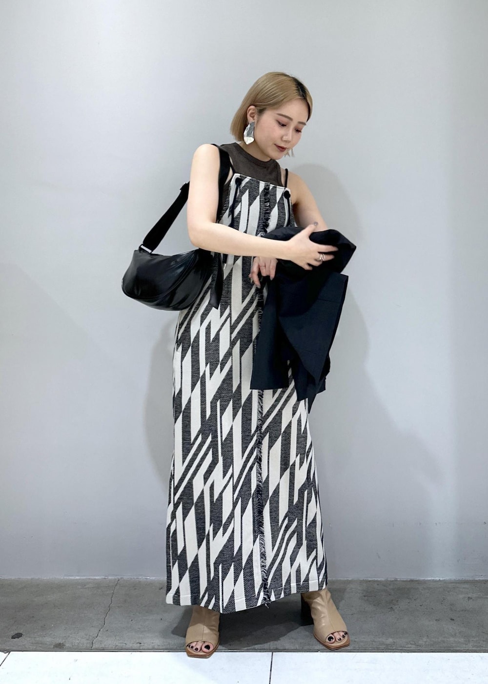 「ブルベ、ブルベ冬、ブルベ夏、24SS、新作、ジャガード、幾何学模様、ブーツサンダル、シルバー、ブラウン、グレー、オトナカジュアル、レイヤード、レイヤードスタイル、モノトーンコーデ」|「ADAM ET ROPE'のストレッチブーツサンダル(ブーツ、ベージュ系)」を使った、きなさん(レディース・156cm)の春コーディネートの6枚目の写真