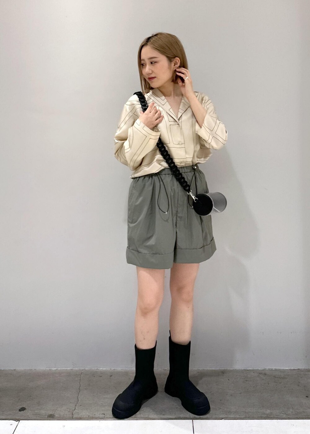 「knowhow、knowhow Jewelry、別注、イヤリング、リング、イヤーカフ、silver925、シルバー、silver、撥水、チェーン、梅雨、梅雨コーデ、レインブーツ、ADAM ET ROPÉ」|「ADAM ET ROPE'のクリアドラムミニショルダーバッグ(ドラムバッグ、ブラック系)」を使った、きなさん(レディース・156cm)の夏コーディネートの4枚目の写真