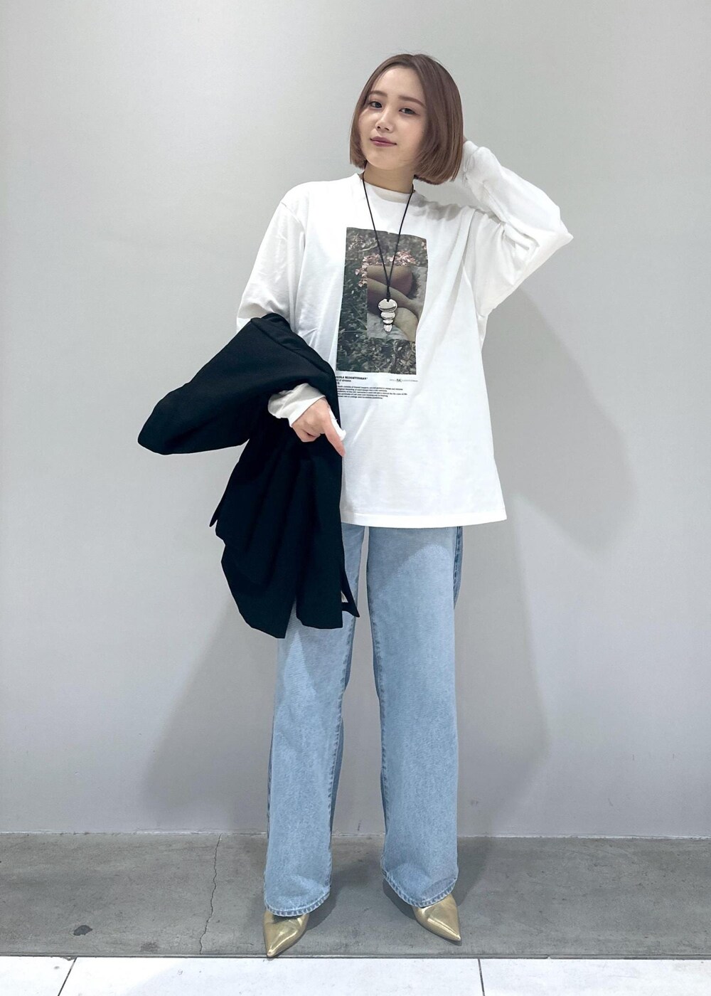 「骨格ストレート、ブルベ、ブルベふゆ、ブルベ冬、ブルベ夏、ジャケット、ジャケットコーデ、ロンT、フォト、フォトT、ロゴT、デニム、デニムコーデ、ストレート、ストレートデニム」｜「NEEDBY heritageの【NEEDBY for ADAM ET ROPE'】別注 WIDE STRAIGHT（デニムパンツ、ブルー系）」を使った、きなさん（レディース・156cm）の冬コーディネートの9枚目の写真