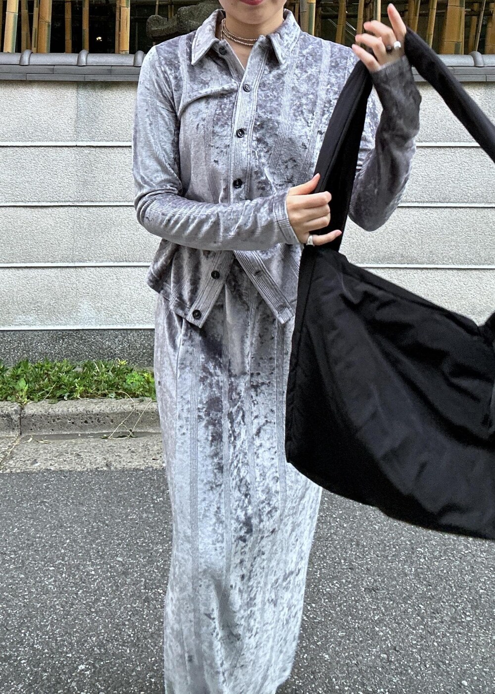 「初春コーデ、初秋コーデ、秋コーデ、初冬コーデ、お出かけコーデ、旅行コーデ、女子会コーデ、大人カジュアル、セットアップ、レイヤード、体型カバー、ワントーンコーデ、カジュアルコーデ、シンプルコーデ、きれいめコーデ」｜「MILLERの【Miller for ADAM ET ROPE'】別注ベロア CARDIGAN（カーディガン/ボレロ、グレー系）」を使った、きなさん（レディース・156cm）の秋コーディネートの9枚目の写真