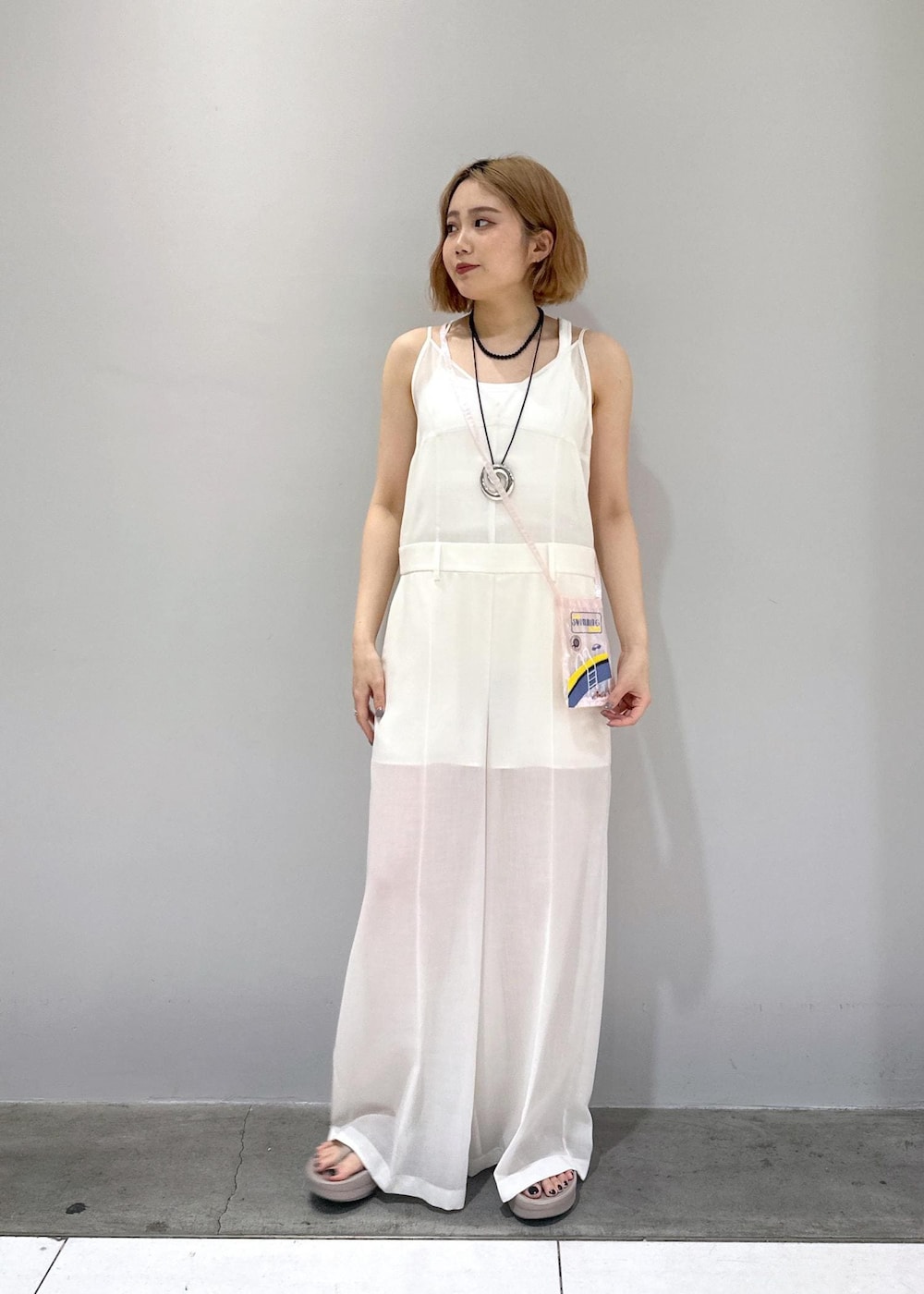 「骨格ストレート、ブルベ、ブルベ冬、夏、ベスト、シルバー、イヤリング、OOFOS、ベストコーデ、ロンパース、オールインワンコーデ、ロンパースコーデ、ブラック、グレー、ショルダーバッグ」|「ADAM ET ROPE'の【サステナブル・洗える】ペーパーヤーンミックスニットベスト(ベスト、イエロー系)」を使った、きなさん(レディース・156cm)の春コーディネートの6枚目の写真