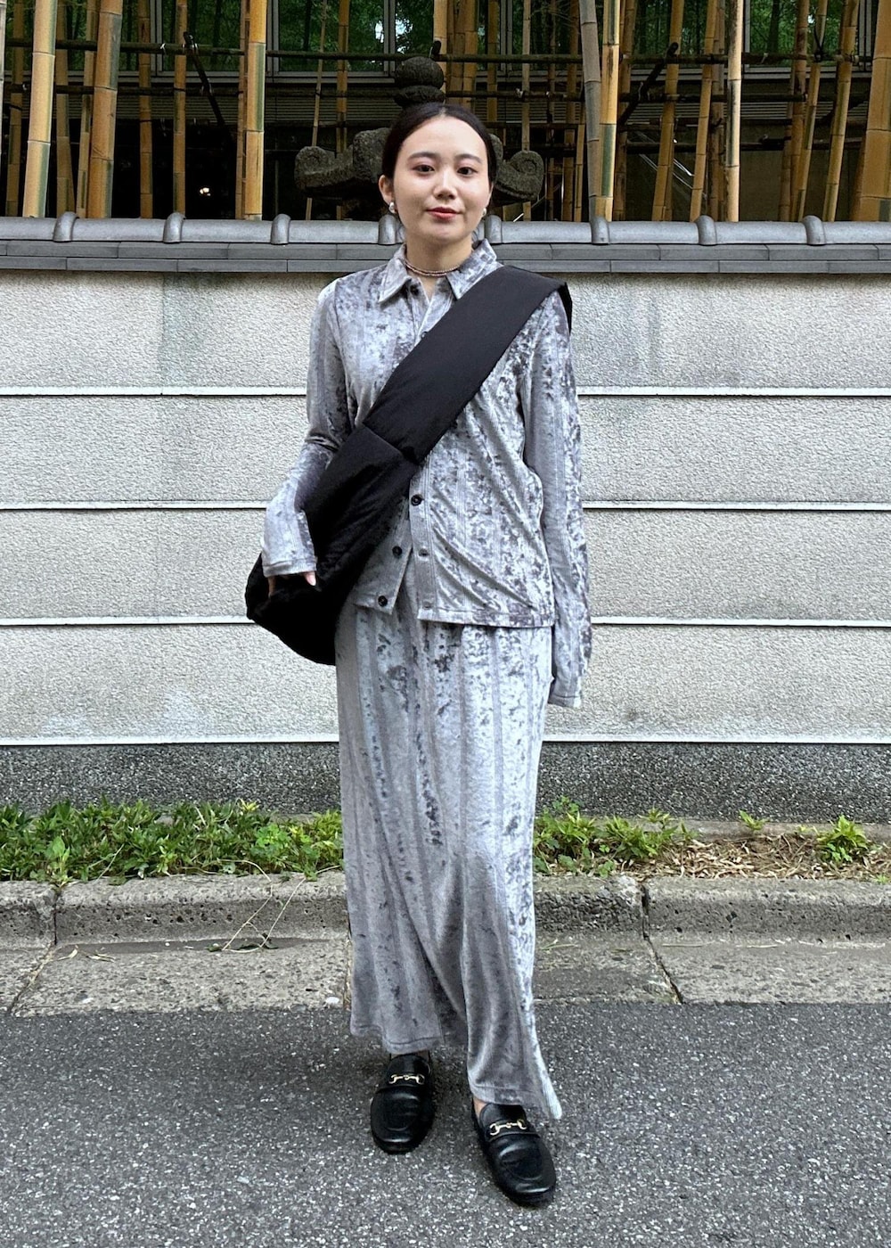 「初春コーデ、初秋コーデ、秋コーデ、初冬コーデ、お出かけコーデ、旅行コーデ、女子会コーデ、大人カジュアル、セットアップ、レイヤード、体型カバー、ワントーンコーデ、カジュアルコーデ、シンプルコーデ、きれいめコーデ」｜「MILLERの【Miller for ADAM ET ROPE'】別注ベロア CARDIGAN（カーディガン/ボレロ、グレー系）」を使った、きなさん（レディース・156cm）の秋コーディネートの5枚目の写真