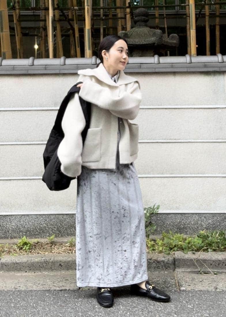 「初春コーデ、初秋コーデ、秋コーデ、初冬コーデ、お出かけコーデ、旅行コーデ、女子会コーデ、大人カジュアル、セットアップ、レイヤード、体型カバー、ワントーンコーデ、カジュアルコーデ、シンプルコーデ、きれいめコーデ」｜「MILLERの【Miller for ADAM ET ROPE'】別注ベロア CARDIGAN（カーディガン/ボレロ、グレー系）」を使った、きなさん（レディース・156cm）の秋コーディネートの3枚目の写真