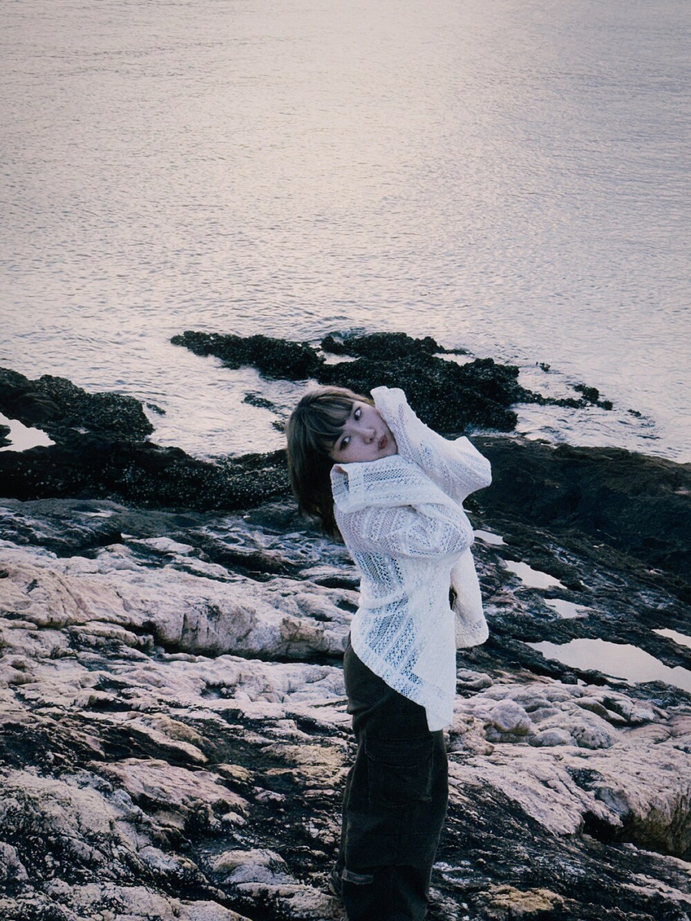 ベージュ系のジャケット/アウター、ブラウン系のデニムパンツ、ベージュ系のスニーカーを着用したレディースの夏コーディネートの4枚目の写真