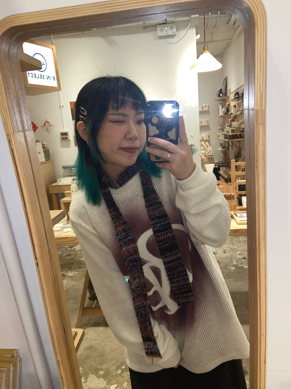 ブラック系のサンダル、ホワイト系のTシャツ/カットソーを着用したレディースの冬コーディネートの2枚目の写真