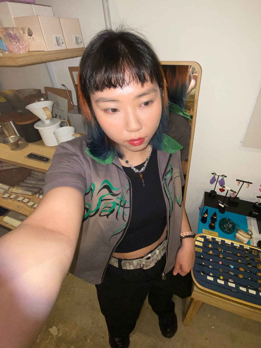 グレー系のTシャツ/カットソー、ブラック系のスラックスを着用したレディースの秋コーディネートの5枚目の写真