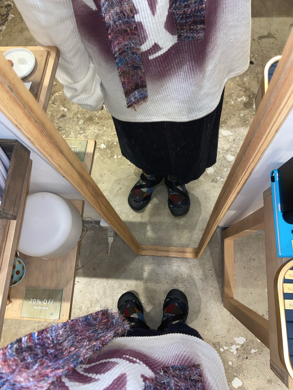 ブラック系のサンダル、ホワイト系のTシャツ/カットソーを着用したレディースの冬コーディネートの3枚目の写真