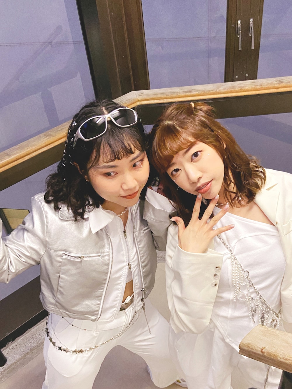 シルバー系のライダースジャケットを着用したレディースの冬コーディネートの2枚目の写真