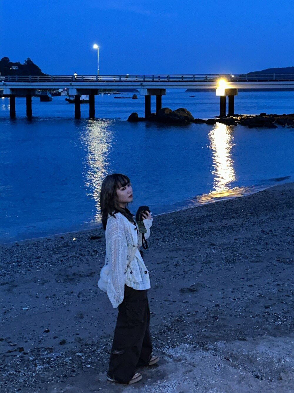 ベージュ系のジャケット/アウター、ブラウン系のデニムパンツ、ベージュ系のスニーカーを着用したレディースの夏コーディネートの3枚目の写真