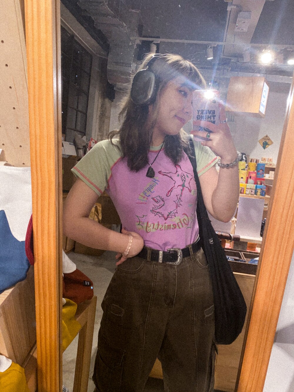 ブラウン系のデニムパンツを着用したレディースの春コーディネートの2枚目の写真