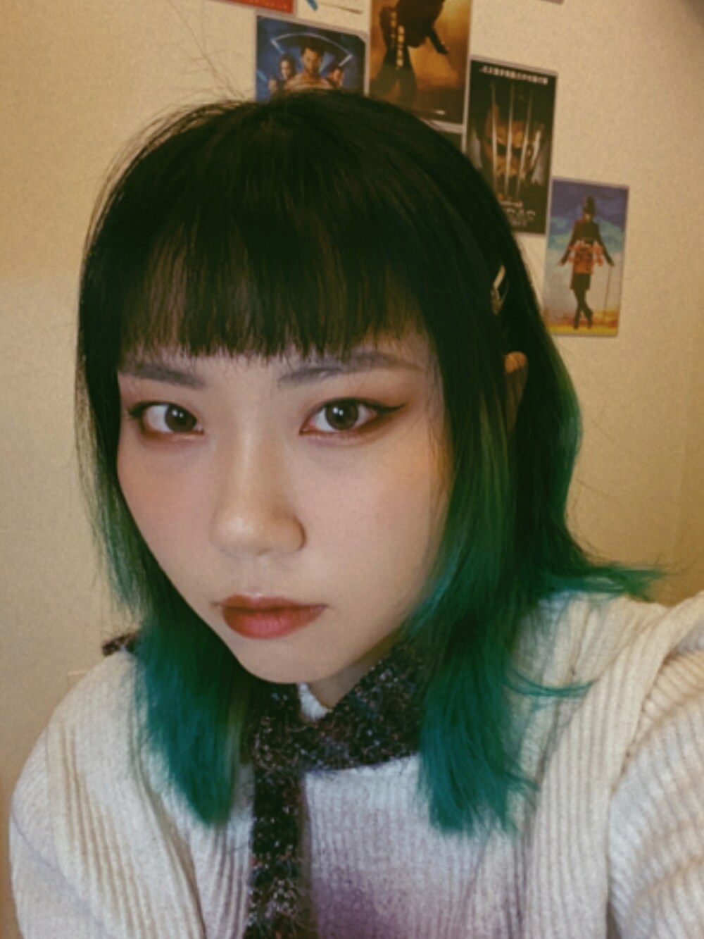 ブラック系のサンダル、ホワイト系のTシャツ/カットソーを着用したレディースの冬コーディネートの4枚目の写真