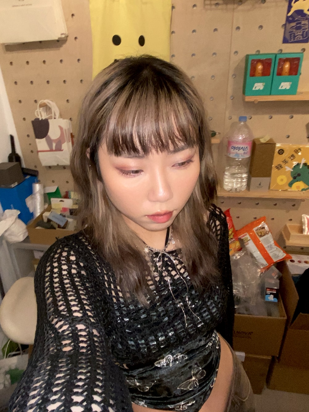 ブラウン系のデニムパンツを着用したレディースの夏コーディネートの3枚目の写真