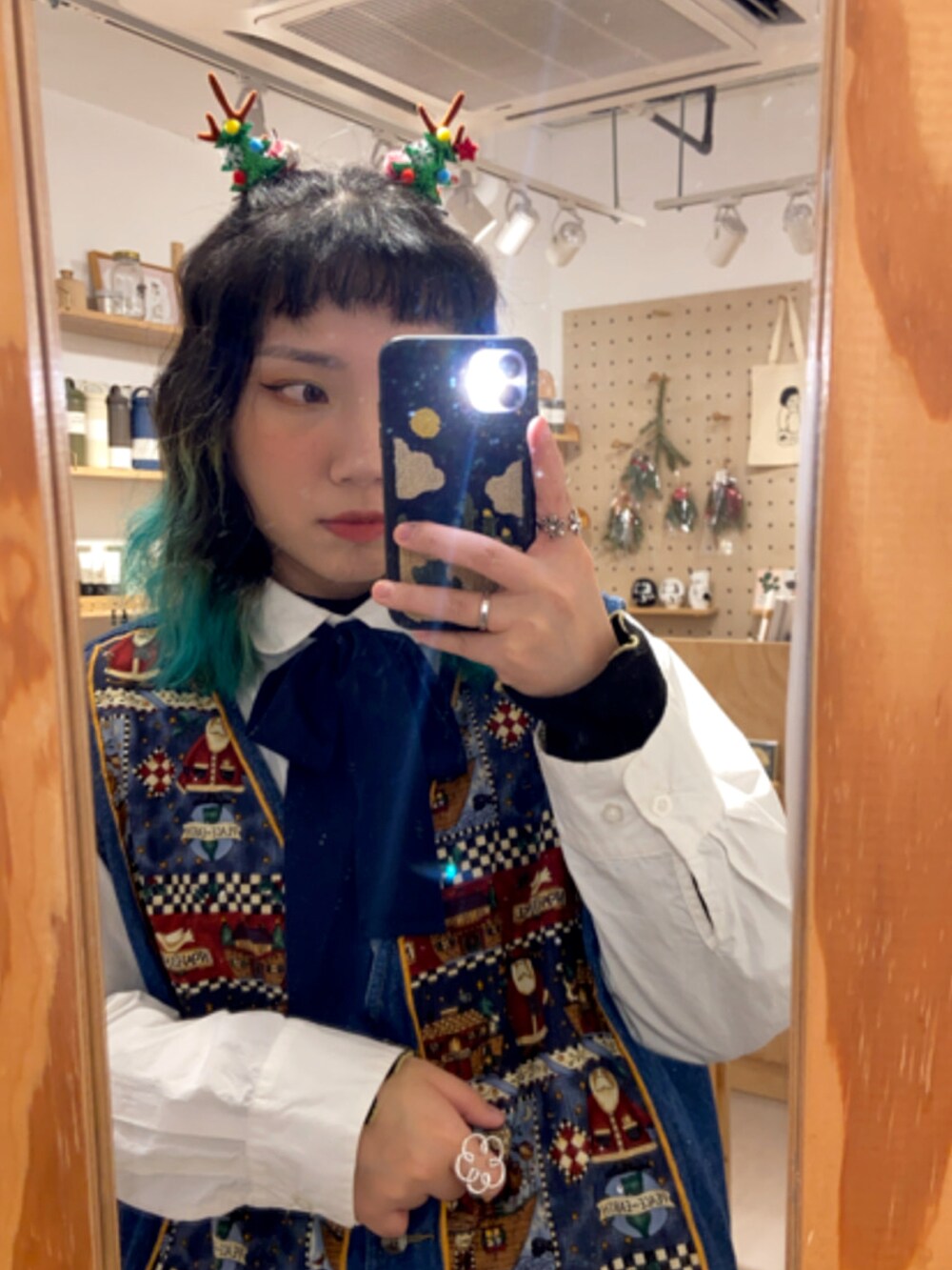 ホワイト系のシャツ/ブラウス、ブルー系のベストを着用したレディースの冬コーディネートの4枚目の写真