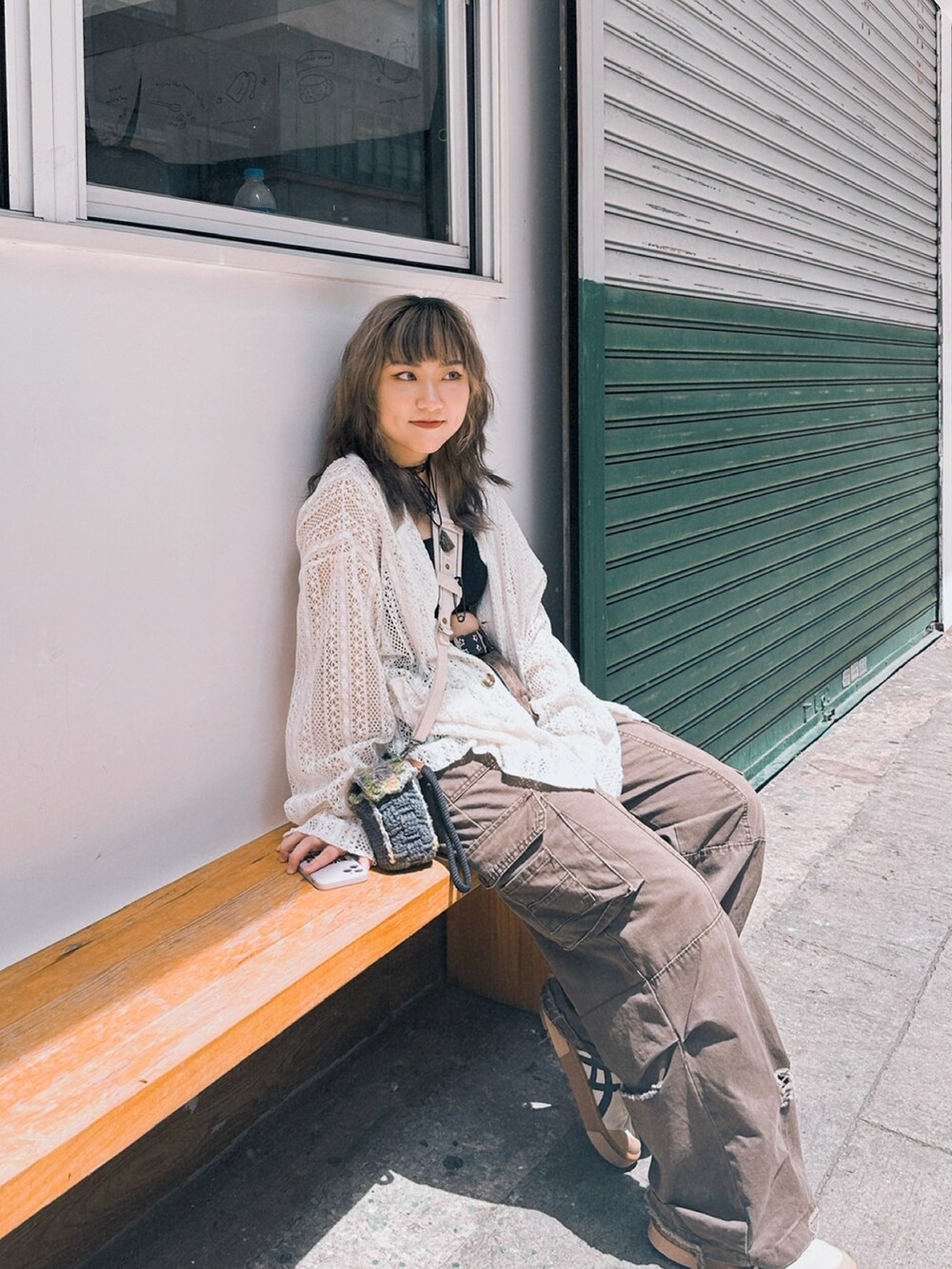 ベージュ系のジャケット/アウター、ブラウン系のデニムパンツ、ベージュ系のスニーカーを着用したレディースの夏コーディネートの2枚目の写真