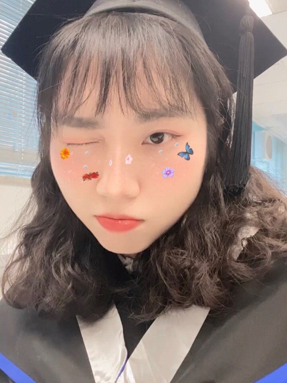 ホワイト系のシャツ/ブラウスを着用したレディースの夏コーディネートの2枚目の写真