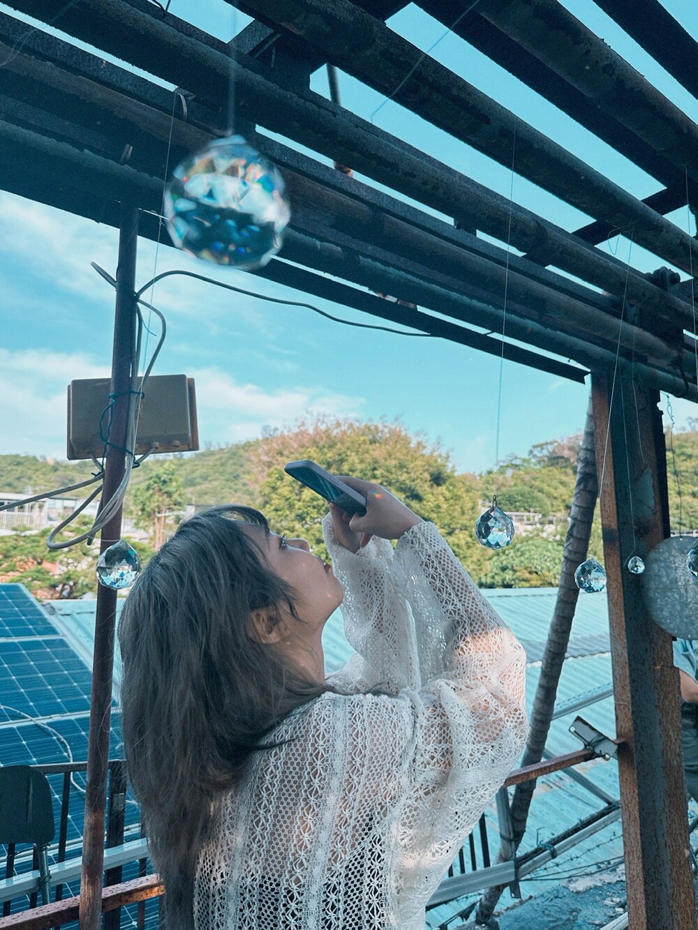 ベージュ系のジャケット/アウター、ブラウン系のデニムパンツ、ベージュ系のスニーカーを着用したレディースの夏コーディネートの5枚目の写真