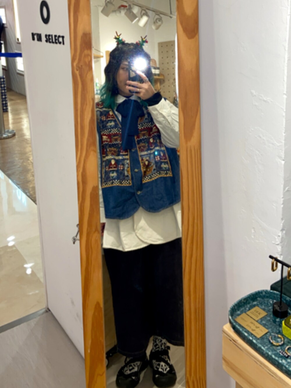 ホワイト系のシャツ/ブラウス、ブルー系のベストを着用したレディースの冬コーディネートの2枚目の写真