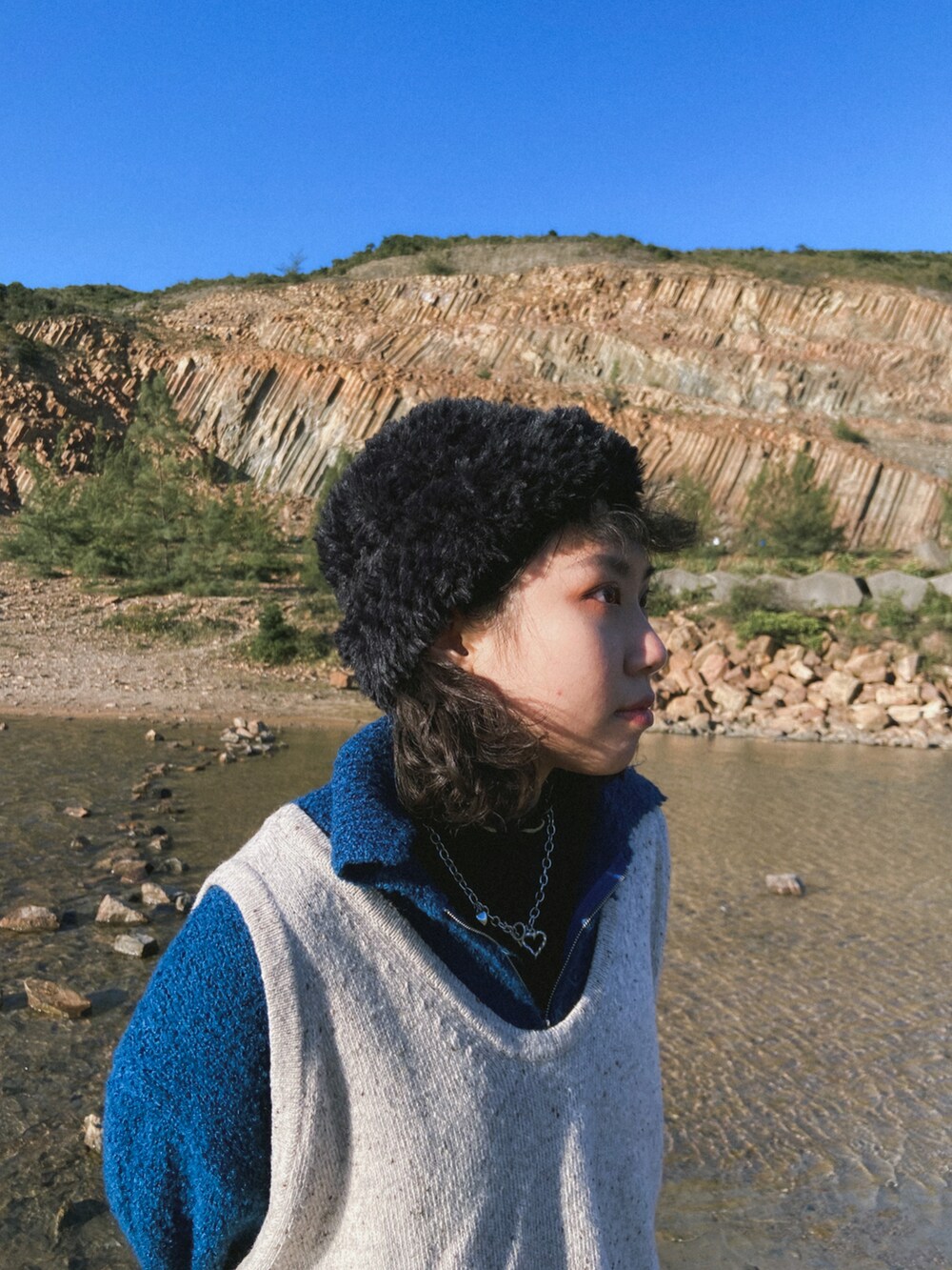 ベージュ系のベストを着用したレディースの冬コーディネートの2枚目の写真