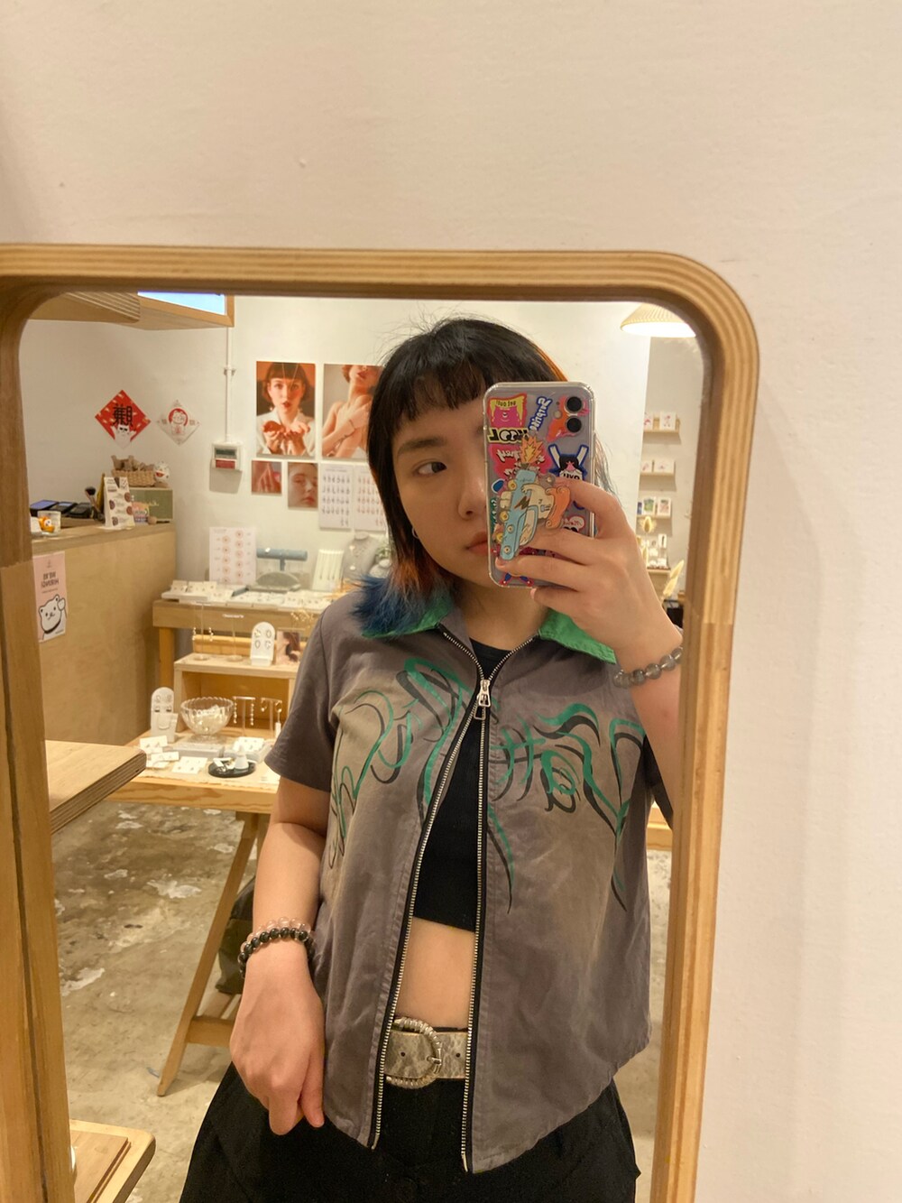 グレー系のTシャツ/カットソー、ブラック系のスラックスを着用したレディースの秋コーディネートの2枚目の写真