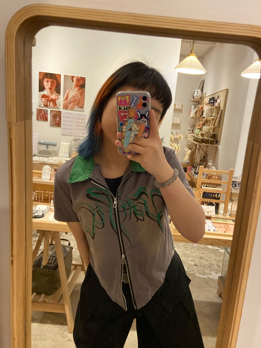 グレー系のTシャツ/カットソー、ブラック系のスラックスを着用したレディースの秋コーディネートの3枚目の写真