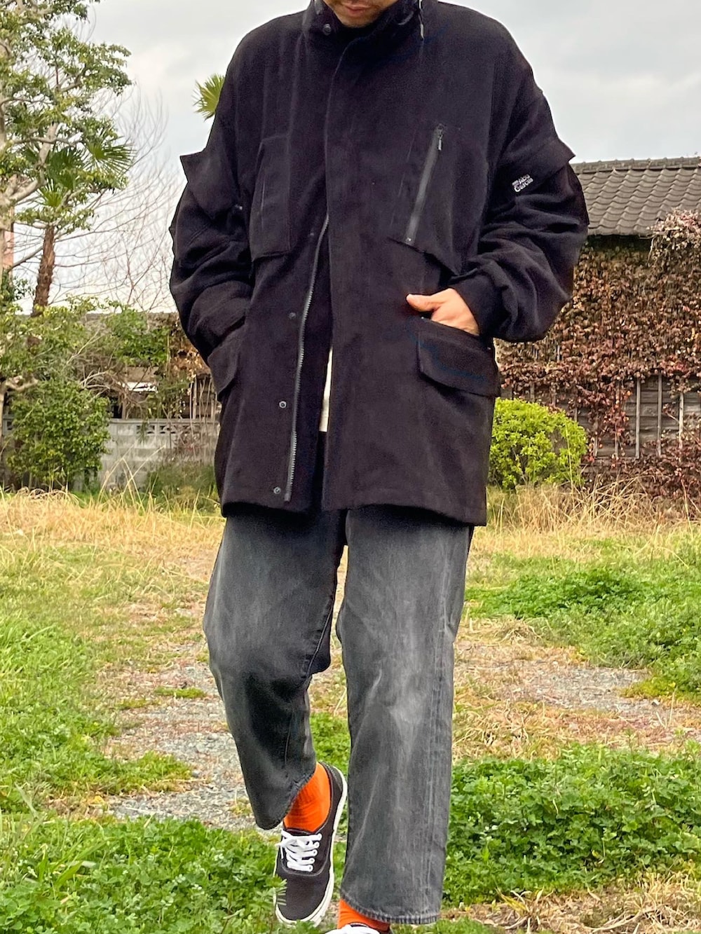 「ビビッドカラー、メンズファッション、お洒落さんとつながりたい、ユニクロ、ストリートMIX、ootd、ワイドパンツ、ブラック、メンズコーデ、いいね、save、フォローお願いします🤑、カジュアル、オレンジ、おしゃれさんと繋がりたい」｜「ABU GARCIAのAbu Garcia × is-ness/アブガルシア×イズネス　ABU-M303 CORDUROY JACKET コーデュロイジャケット　21AAB-0003（ミリタリージャケット、ブラック系）」を使った、pyama13さん（メンズ・175cm）の冬コーディネートの3枚目の写真