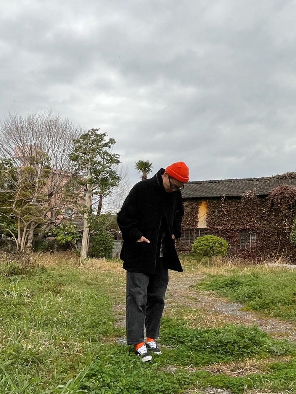 「ビビッドカラー、メンズファッション、お洒落さんとつながりたい、ユニクロ、ストリートMIX、ootd、ワイドパンツ、ブラック、メンズコーデ、いいね、save、フォローお願いします🤑、カジュアル、オレンジ、おしゃれさんと繋がりたい」｜「ABU GARCIAのAbu Garcia × is-ness/アブガルシア×イズネス　ABU-M303 CORDUROY JACKET コーデュロイジャケット　21AAB-0003（ミリタリージャケット、ブラック系）」を使った、pyama13さん（メンズ・175cm）の冬コーディネートの2枚目の写真