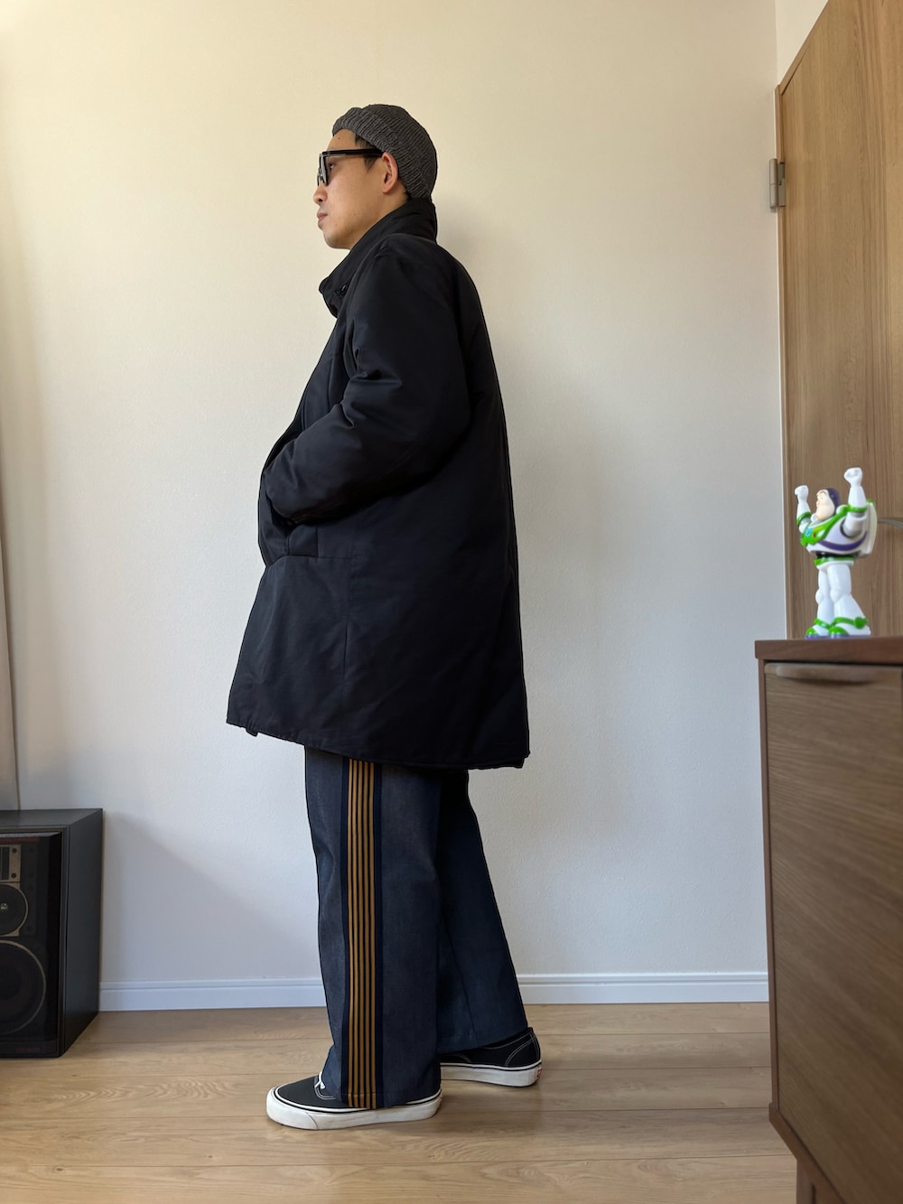 ブラック系のモッズコート、グレー系のその他パンツ、ブラック系のスニーカーを着用したメンズの冬コーディネートの2枚目の写真