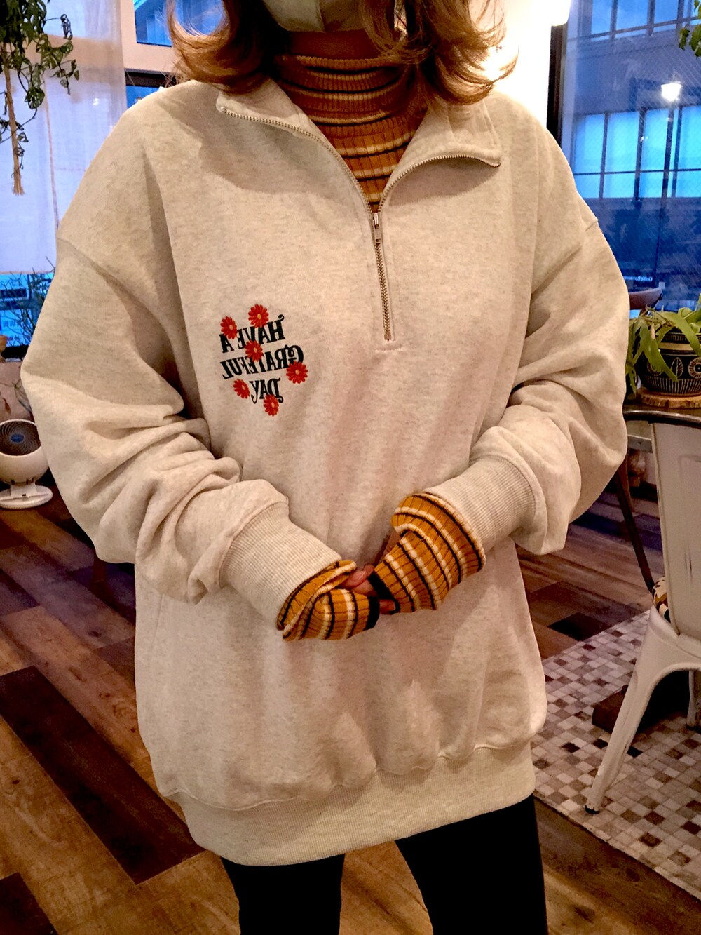ホワイト系のスウェット、イエロー系のTシャツ/カットソー、ブラック系のデニムパンツを着用したレディースの冬コーディネートの2枚目の写真