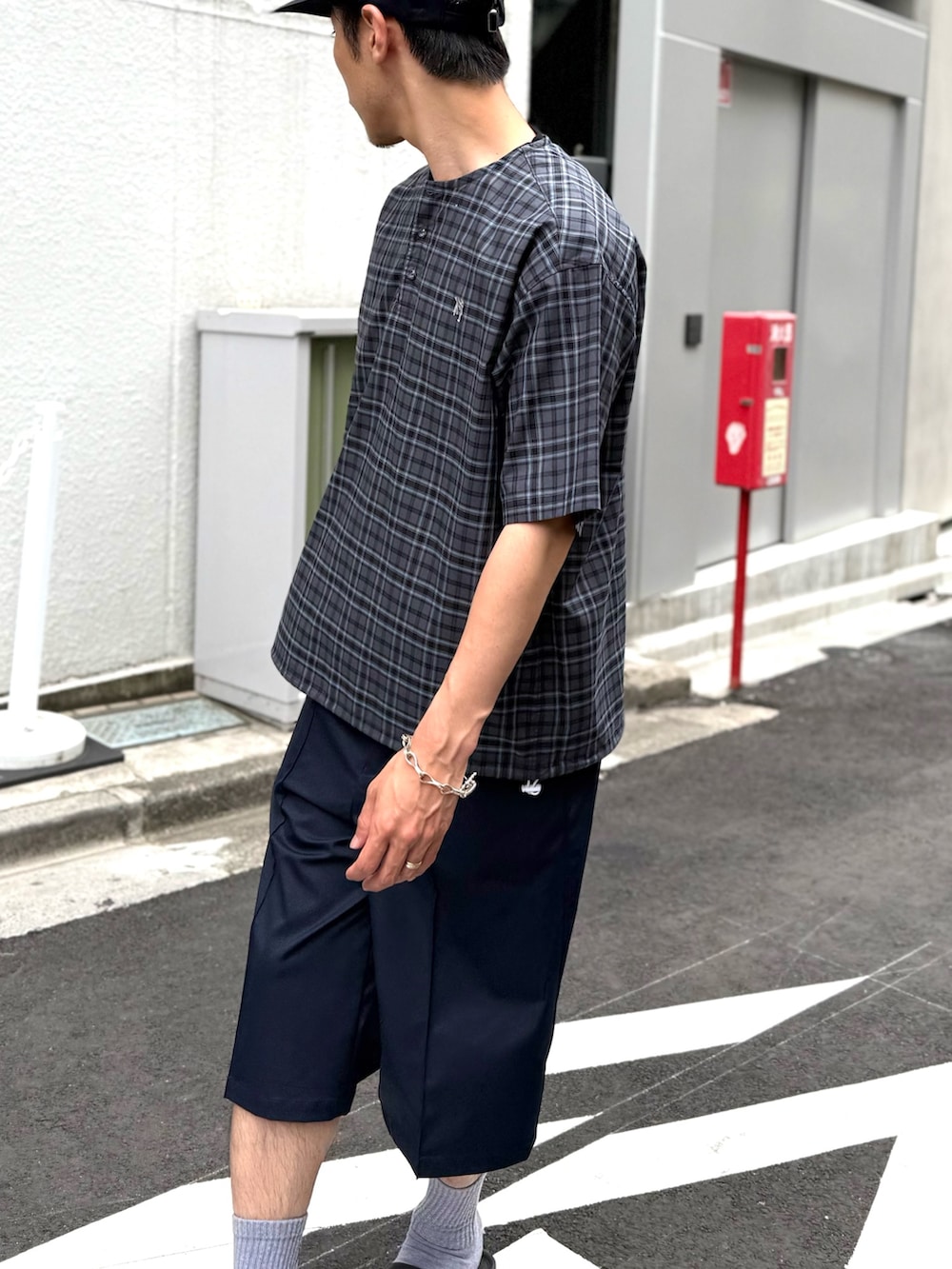 ブラック系のシャツ/ブラウス、ブルー系のその他パンツ、ブルー系のキャップを着用したメンズの春コーディネートの4枚目の写真