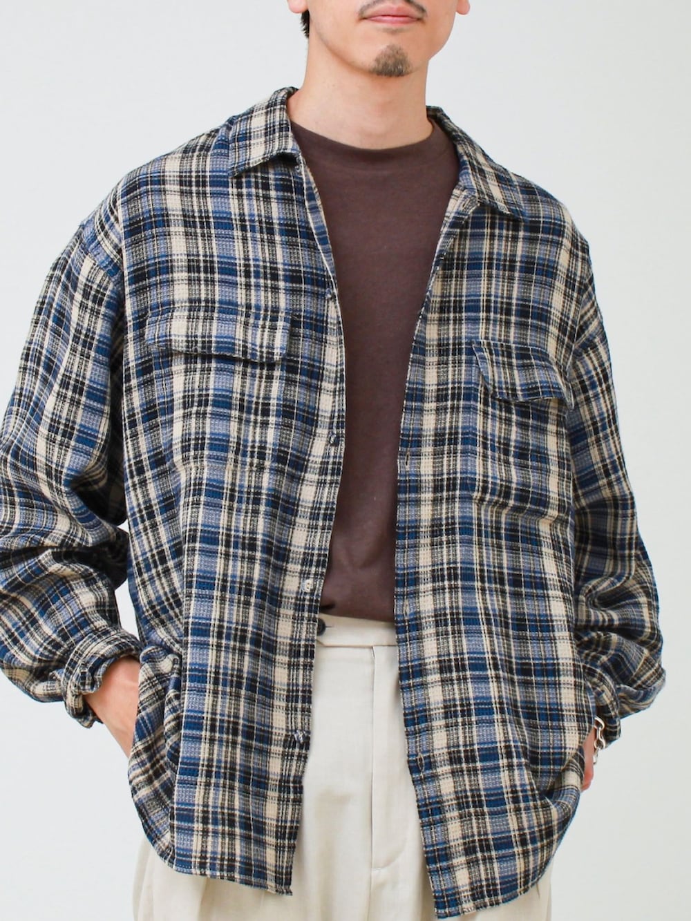ブルー系のシャツ/ブラウス、ブラウン系のTシャツ/カットソーを着用したメンズの夏コーディネートの2枚目の写真
