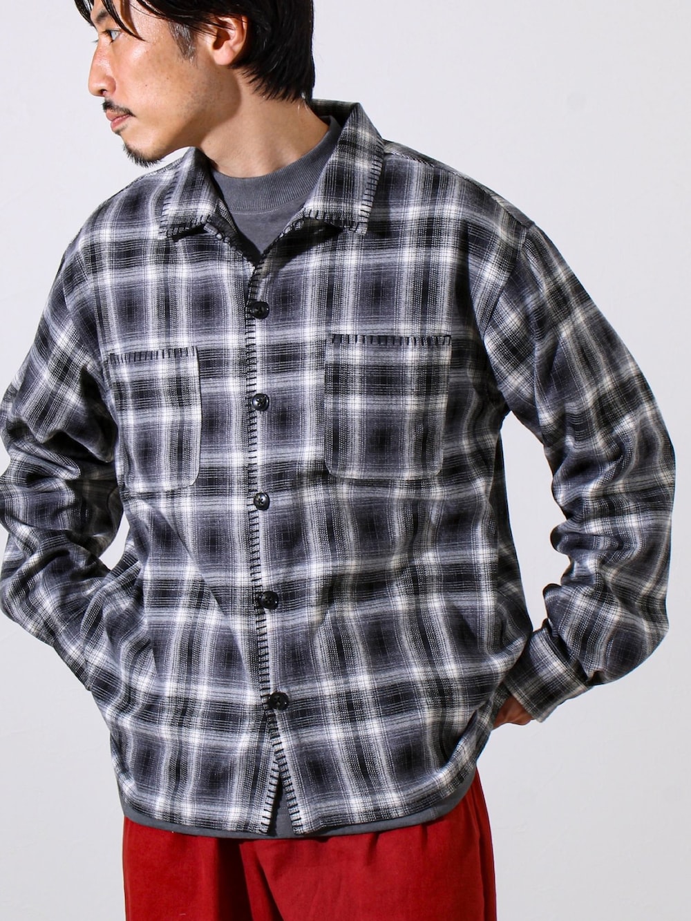 ブラック系のシャツ/ブラウス、グレー系のスウェット、レッド系のその他パンツを着用したメンズの秋コーディネートの2枚目の写真