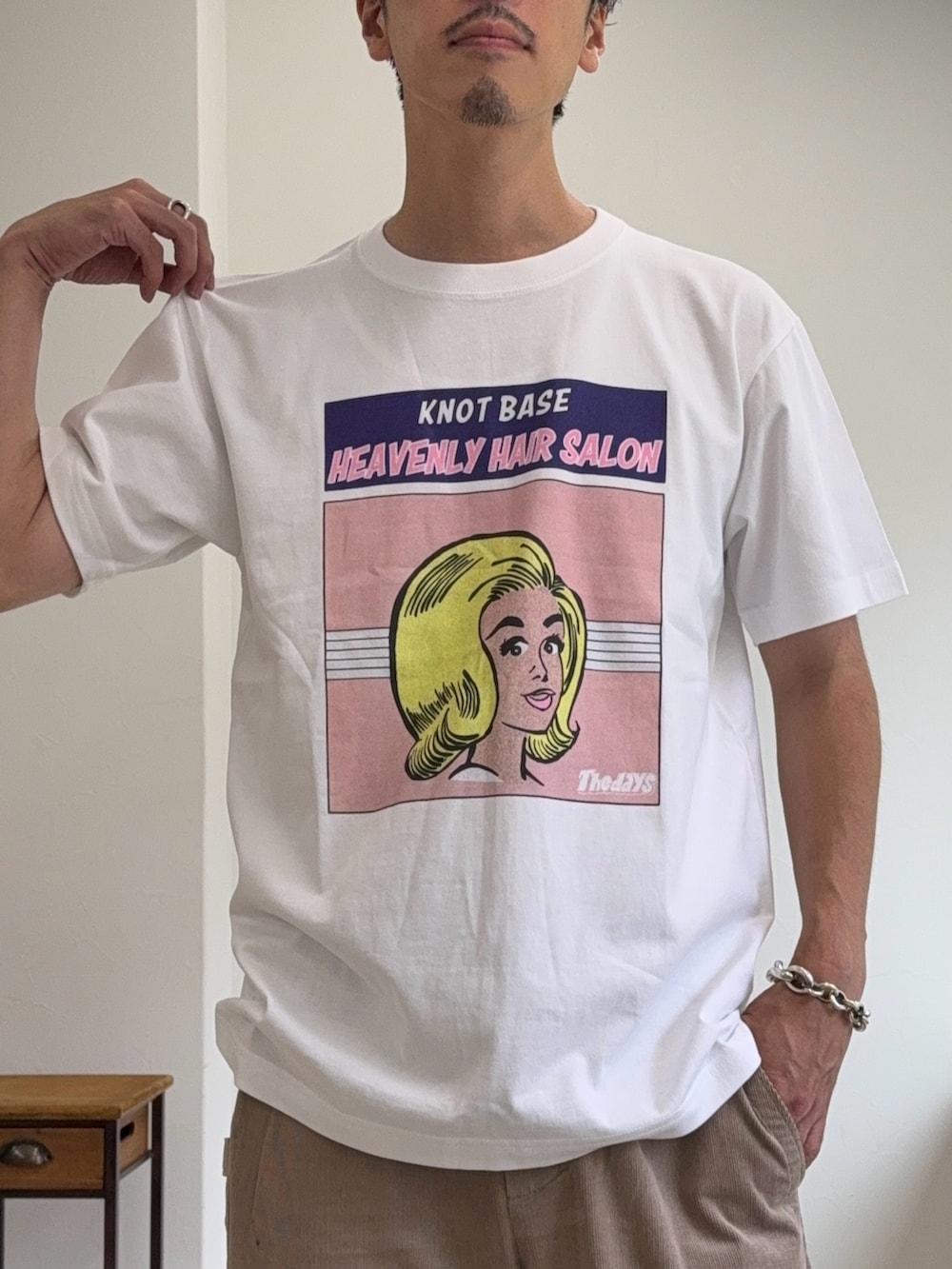 ホワイト系のTシャツ/カットソーを着用したメンズの夏コーディネートの2枚目の写真