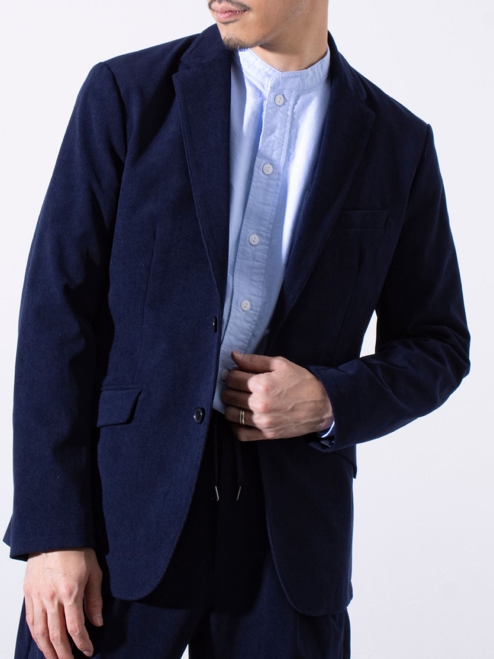 ブルー系のテーラードジャケット、ブルー系のその他パンツを着用したメンズの秋コーディネートの2枚目の写真