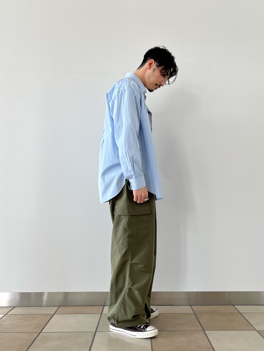 グリーン系のカーゴパンツ、ブルー系のシャツ/ブラウスを着用したメンズの春コーディネートの2枚目の写真