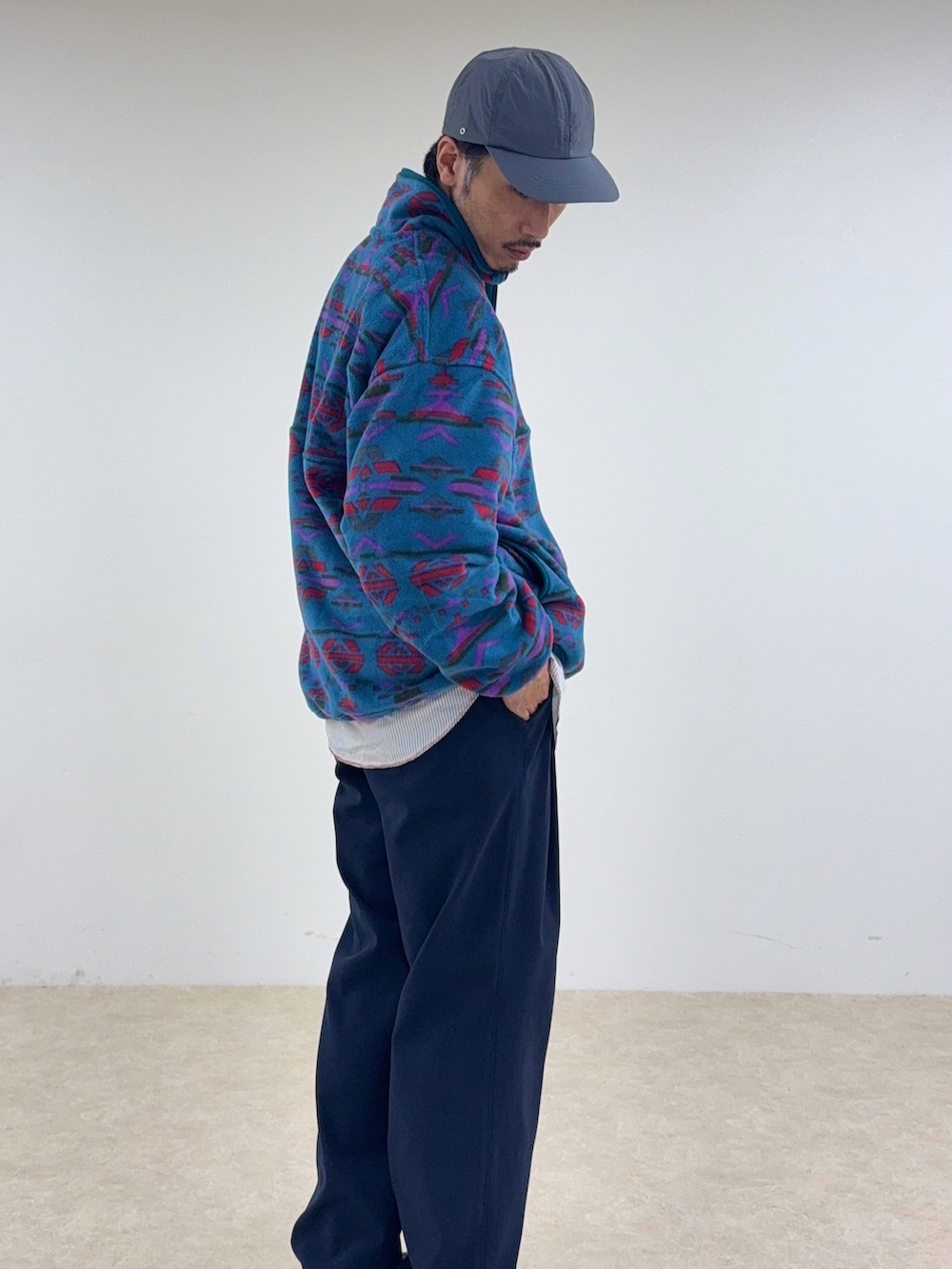 ブルー系のスウェット、ホワイト系のシャツ/ブラウス、ブルー系のその他パンツを着用したメンズの秋コーディネートの2枚目の写真