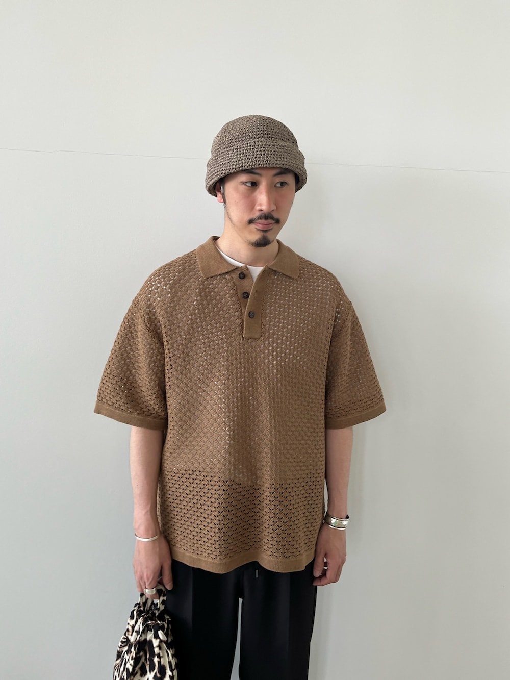 「ニット、ベージュ、トートバッグ、ゆるコーデ、休日スタイル、スラックス、adidas、アディダス、スニーカーコーデ、スニーカー、gloster、大人カジュアル、お洒落さんとつながりたい、ポロシャツ、春夏コーデ」｜「halo commodityの【halo commodity/ハロ コモディティー】Dale Dome Cap 手編みハット（ハット、ブラウン系）」を使った、OKAさん（メンズ・175cm）の春コーディネートの3枚目の写真