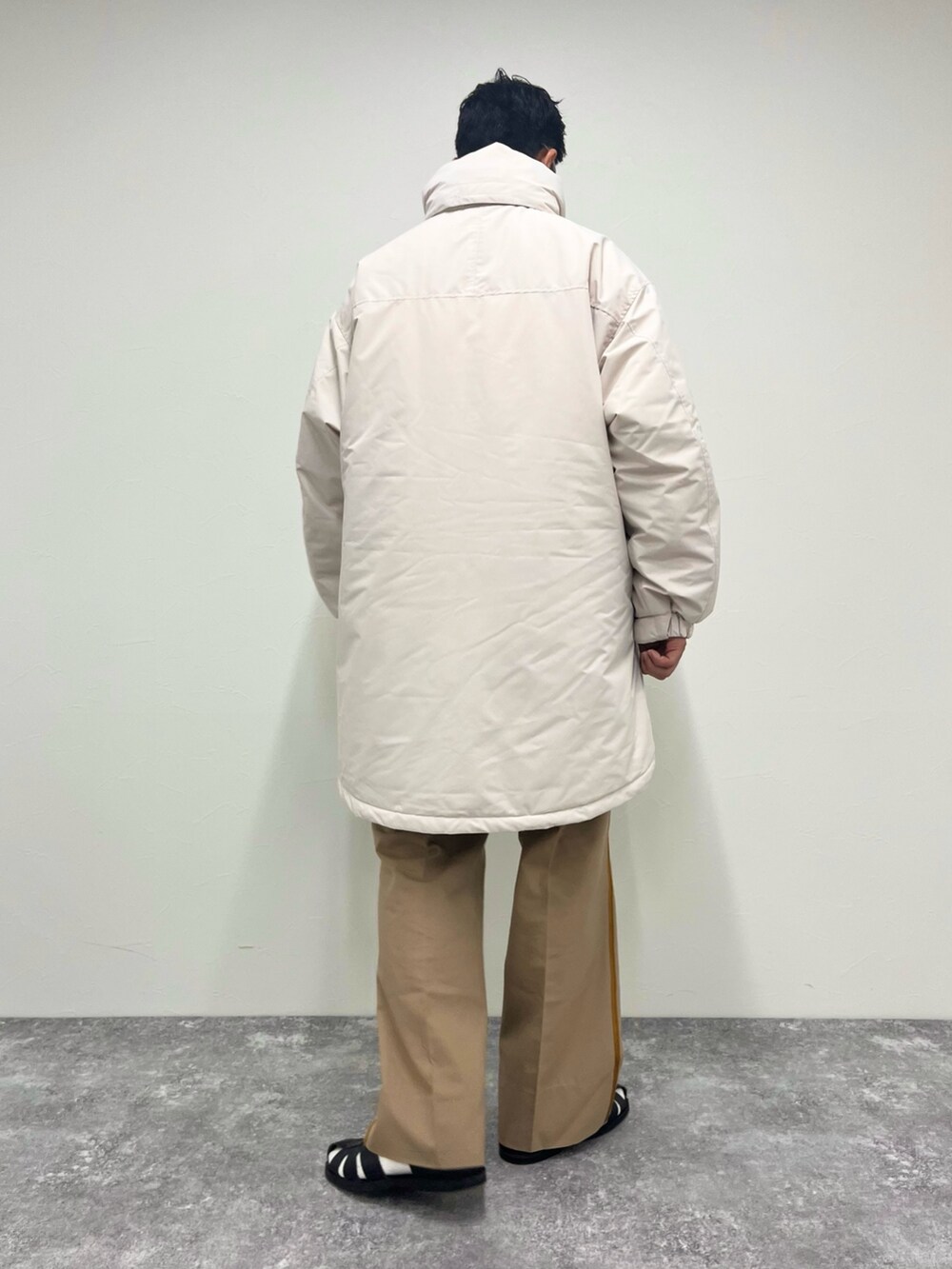 ホワイト系のTシャツ/カットソー、ホワイト系のその他アウター、ブラック系のサンダルを着用したメンズの秋コーディネートの3枚目の写真