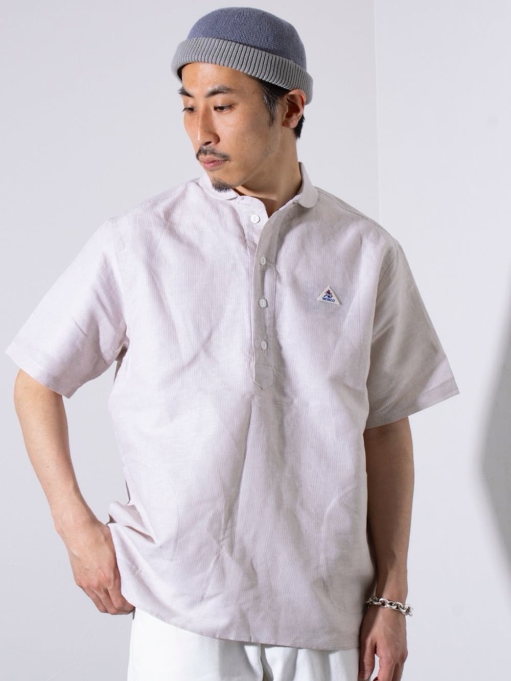 ベージュ系のシャツ/ブラウス、グレー系のキャップを着用したメンズの春コーディネートの2枚目の写真