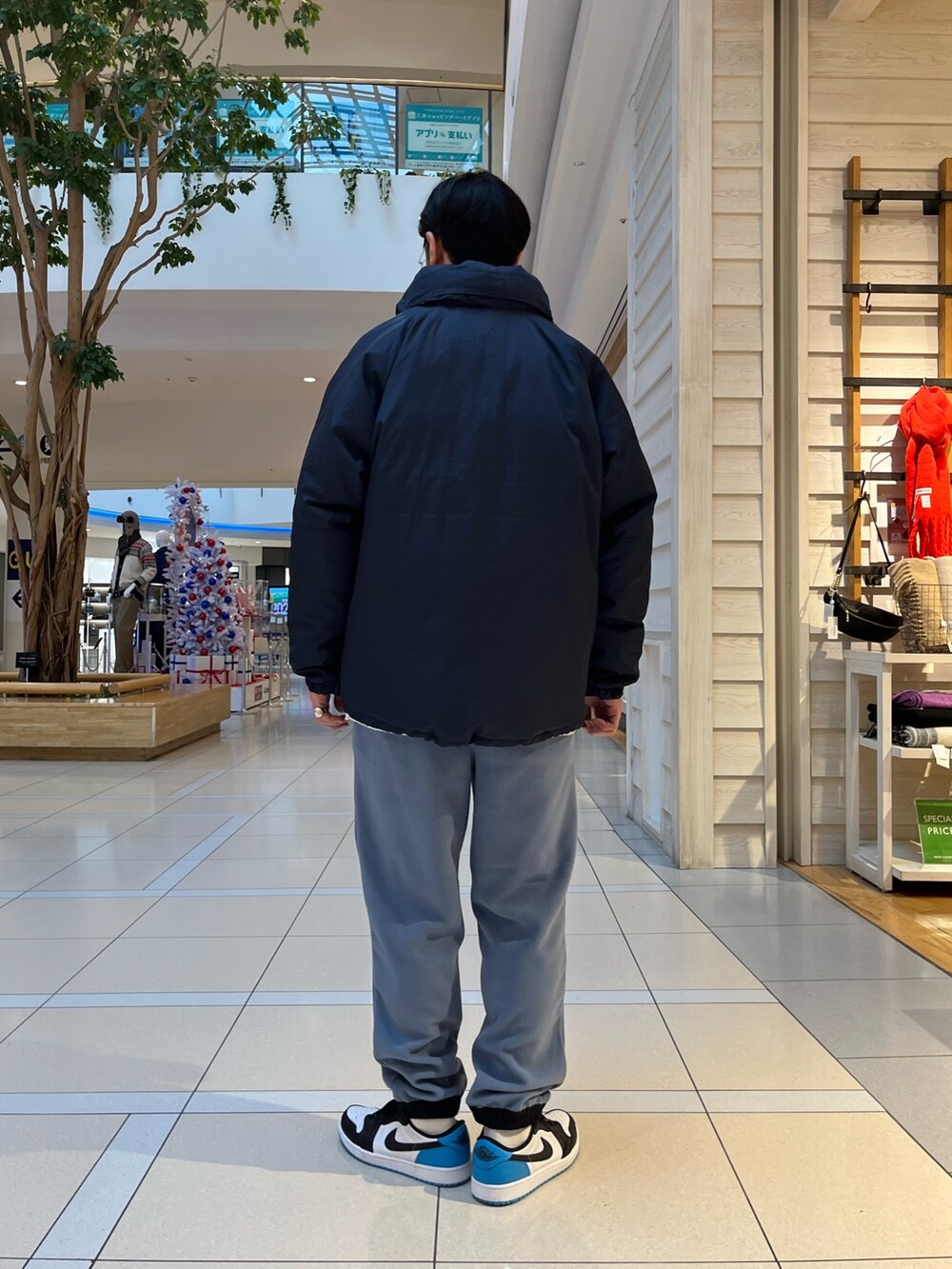 ブルー系のその他パンツ、ブルー系のダウンジャケット/コート、グレー系のスウェットを着用したメンズの冬コーディネートの3枚目の写真