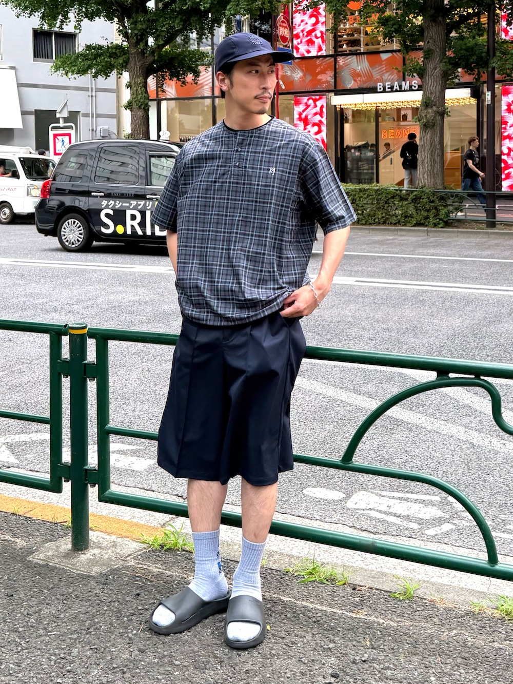 ブラック系のシャツ/ブラウス、ブルー系のその他パンツ、ブルー系のキャップを着用したメンズの春コーディネートの2枚目の写真