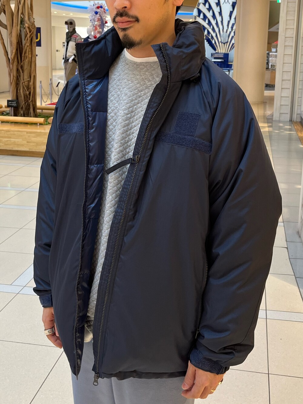 ブルー系のその他パンツ、ブルー系のダウンジャケット/コート、グレー系のスウェットを着用したメンズの冬コーディネートの4枚目の写真