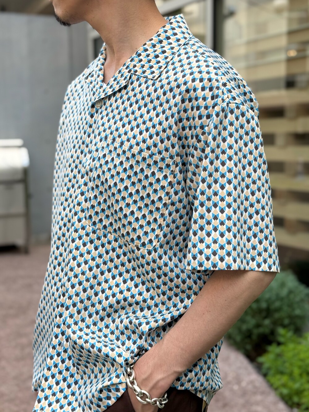 「柄シャツ、ワイドパンツ、サンダル、シャツスタイル、レイヤードスタイル、休日スタイル、お出かけコーデ、大人カジュアル、夏服、サンダルコーデ、夏、夏コーデ」｜「GLOSTERの【GLOSTER/グロスター】オールオーバーパターン シャツ 柄シャツ アロハシャツ オープンカラー（シャツ/ブラウス、ホワイト系）」を使った、OKAさん（メンズ・175cm）の春コーディネートの4枚目の写真