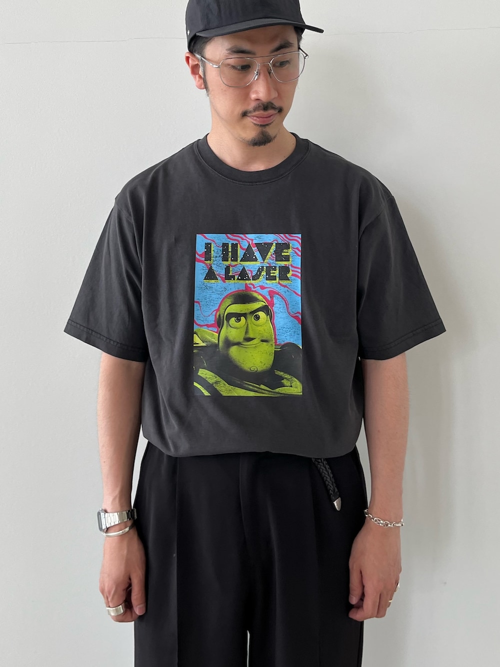 「TOY STORY、トイストーリー、Tシャツ、ディズニー、ディズニーコーデ、ワントーンコーデ、disney、ニューバランス、New Balance、gloster、夏コーデ、初夏コーデ、メガネ男子、シンプルコーデ、カジュアルコーデ」｜「halo commodityの【halo Commodity/ハロ コモディティー】Salt Path Cap ジェットキャップ（キャップ、ブラック系）」を使った、OKAさん（メンズ・175cm）の春コーディネートの3枚目の写真