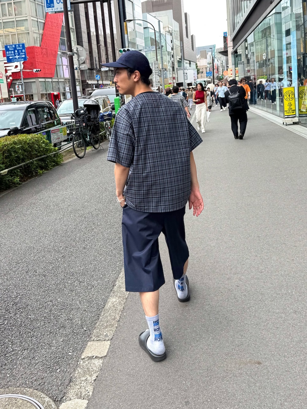 ブラック系のシャツ/ブラウス、ブルー系のその他パンツ、ブルー系のキャップを着用したメンズの春コーディネートの3枚目の写真